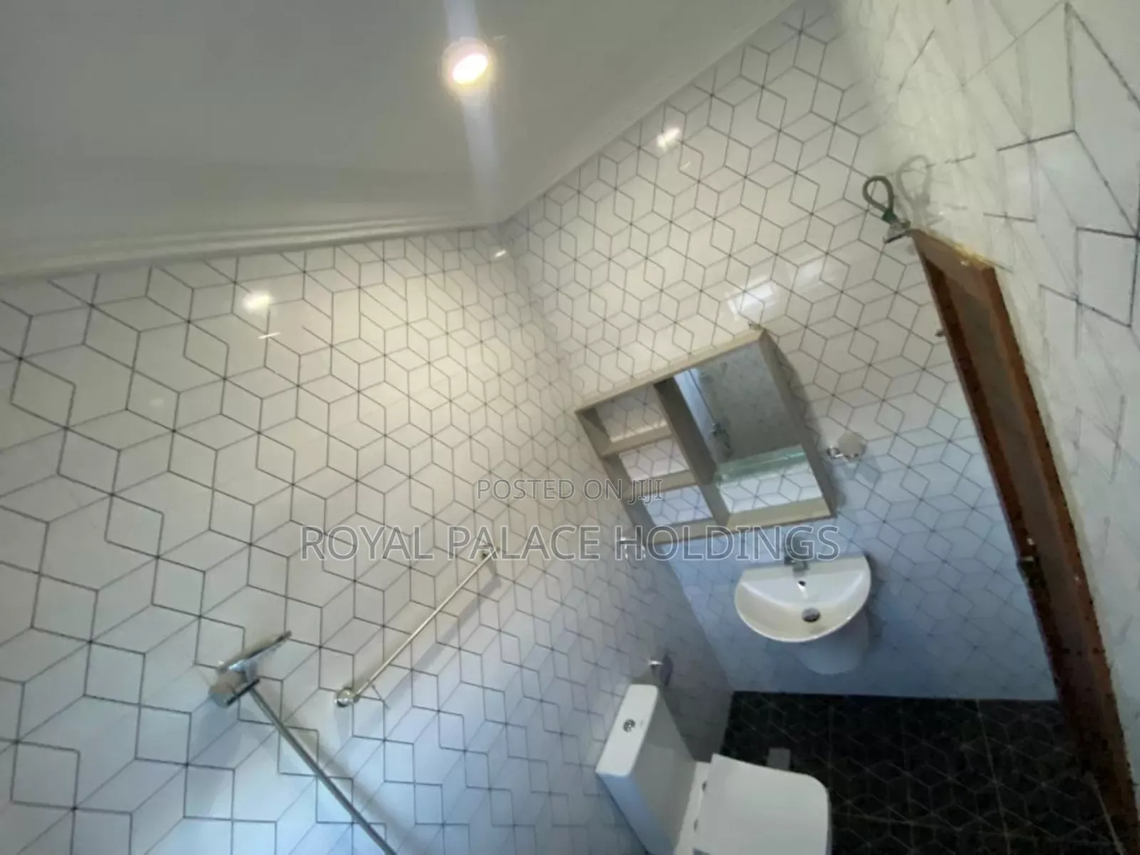 5bdrm Duplex in Obeyeyie, Amasaman for sale