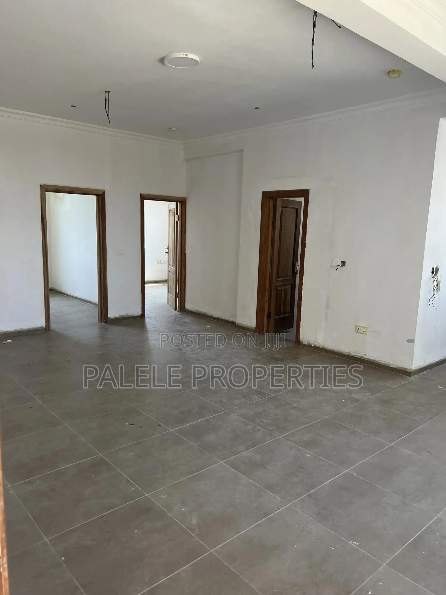 2bdrm Apartment in Exhibition for rent