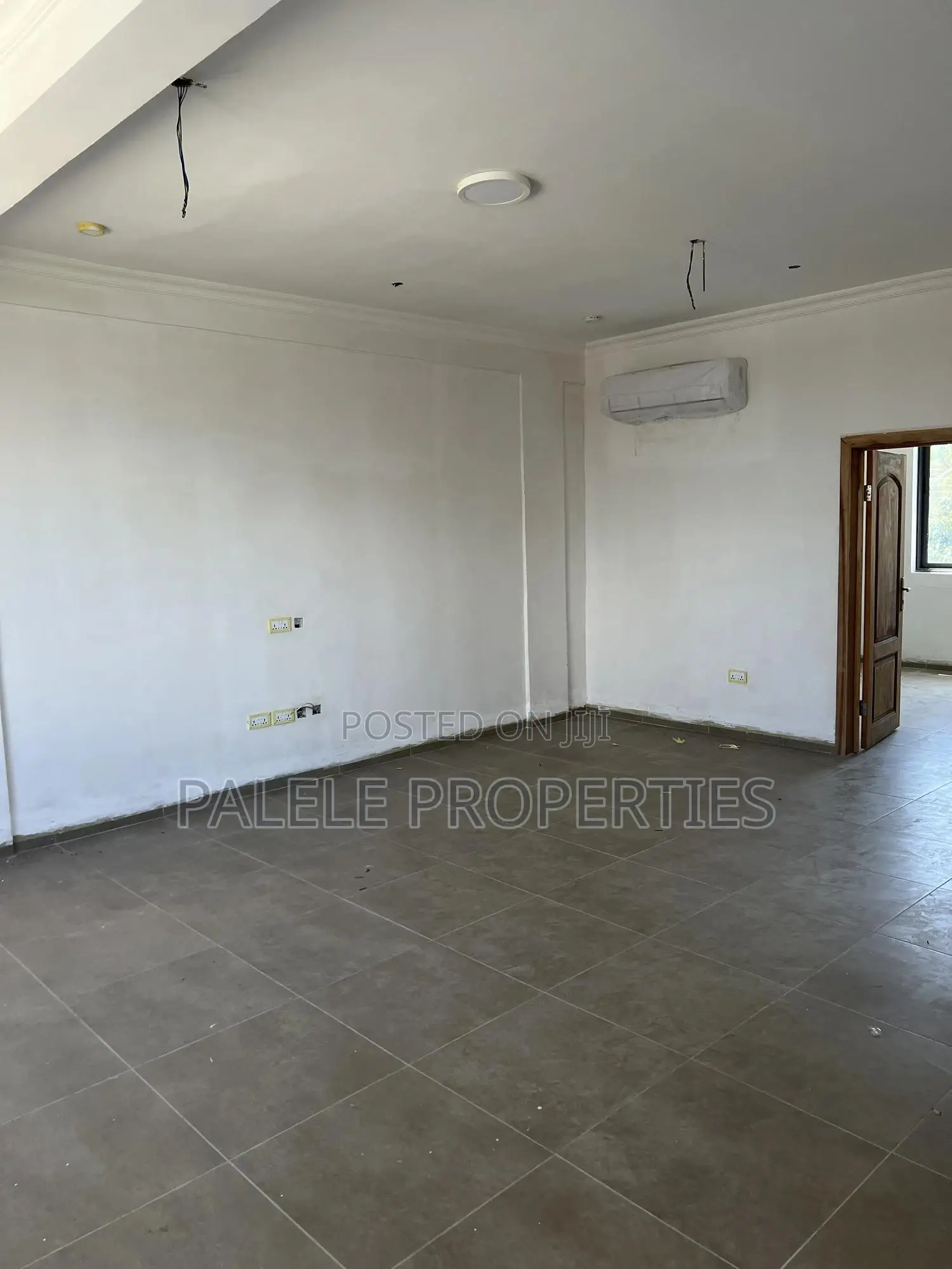 2bdrm Apartment in Exhibition for rent