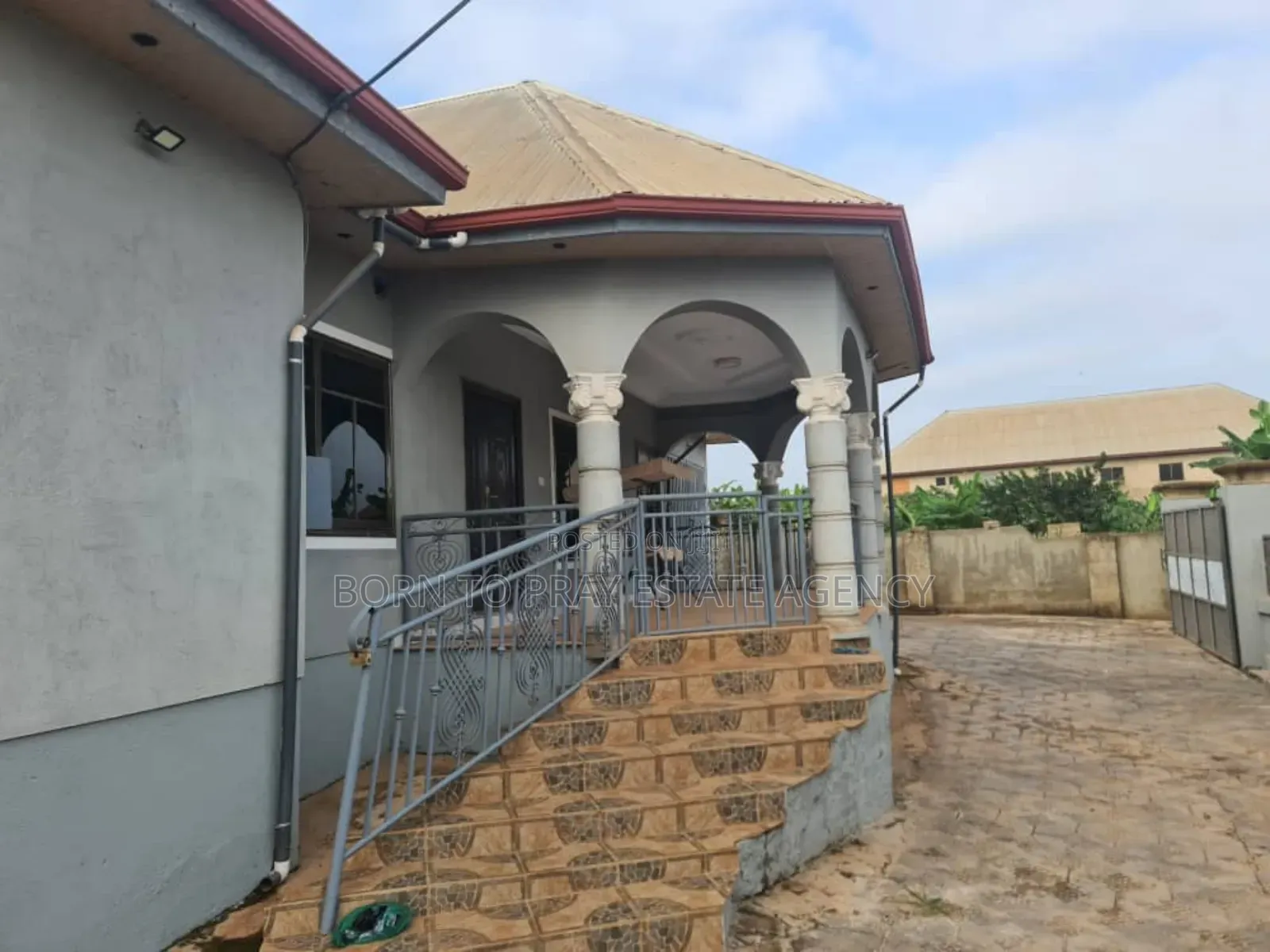Furnished 6bdrm House in Born To Pray Estate, Atwima Nwabiagya for sale