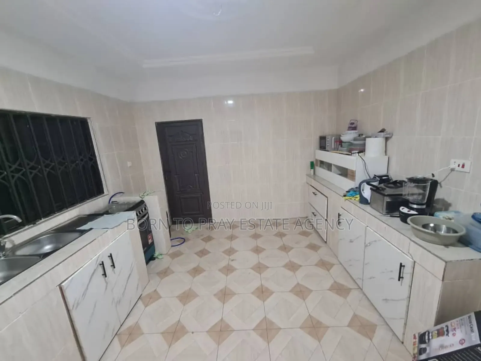 Furnished 6bdrm House in Born To Pray Estate, Atwima Nwabiagya for sale