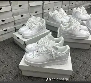 Solid Air Force Sneaker