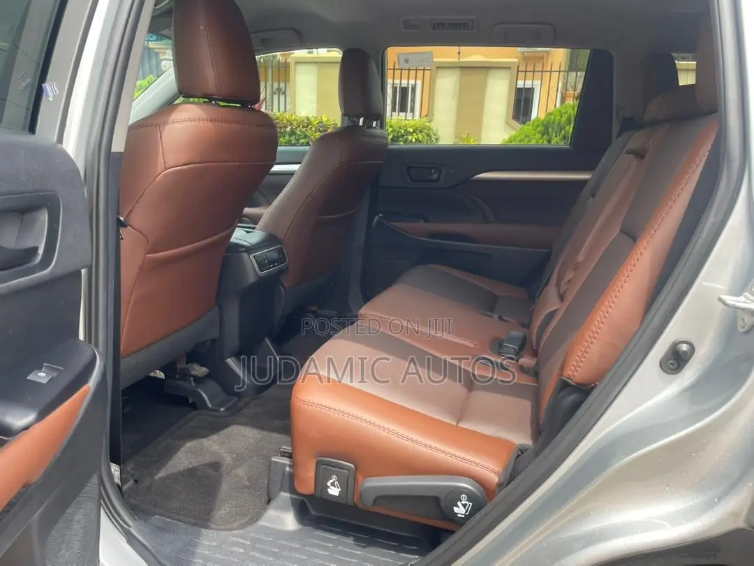 Toyota Highlander LE 2019 Silver