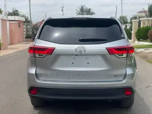 Toyota Highlander LE 2019 Silver