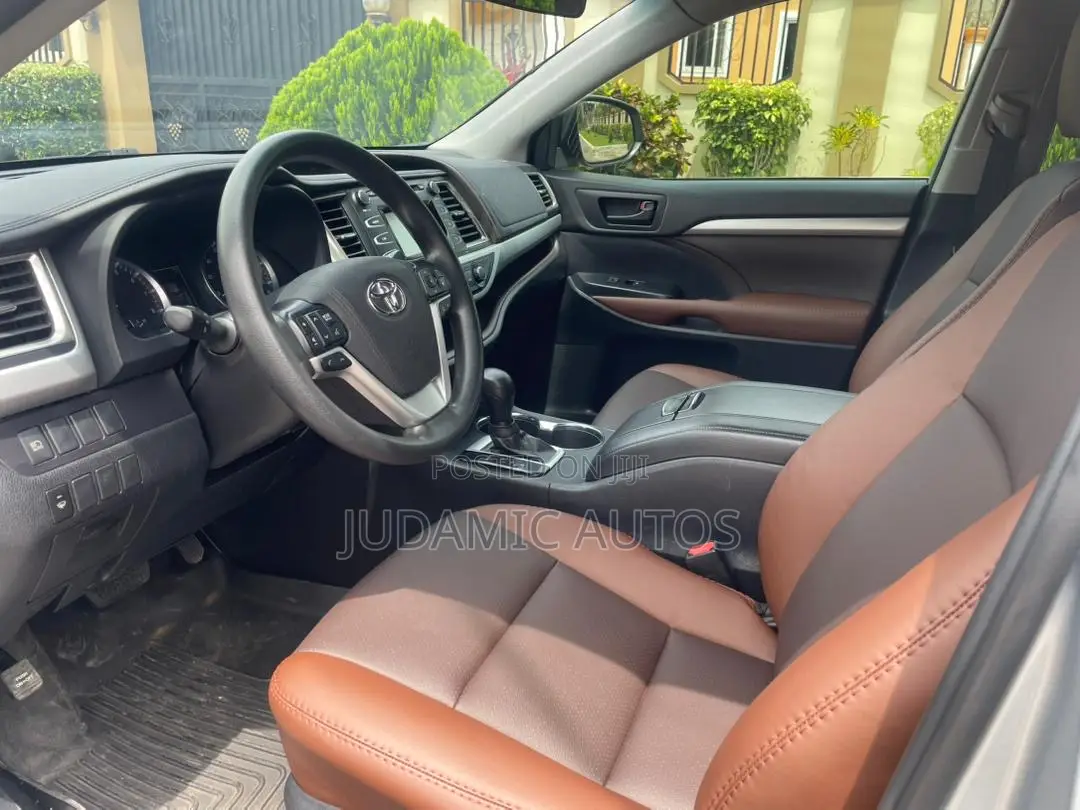 Toyota Highlander LE 2019 Silver