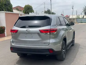 Toyota Highlander LE 2019 Silver