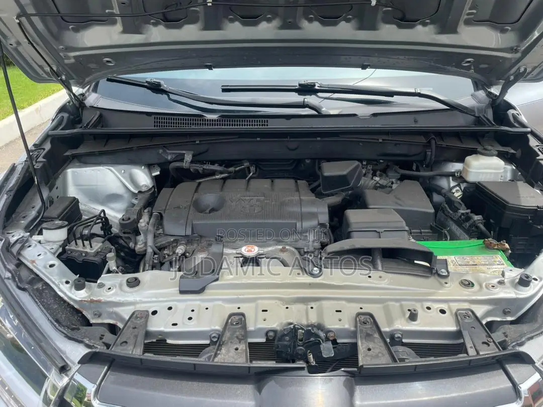 Toyota Highlander LE 2019 Silver