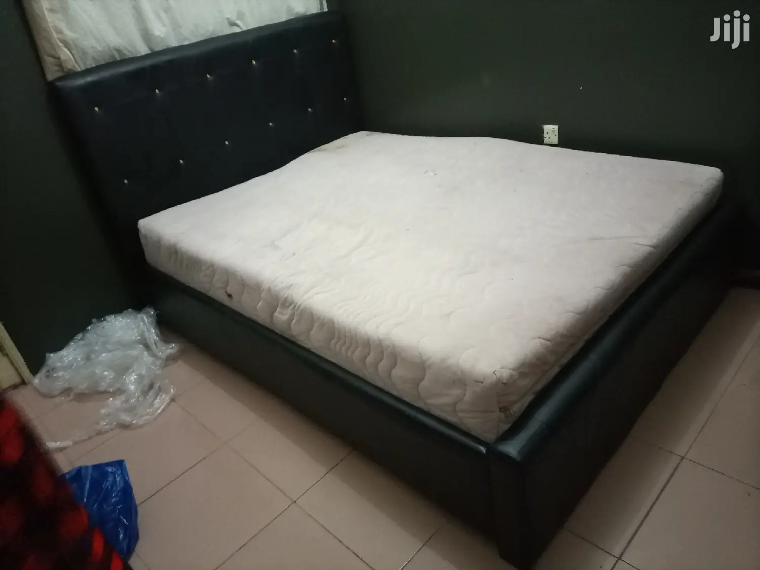 Lovely Black Bedwith Matress