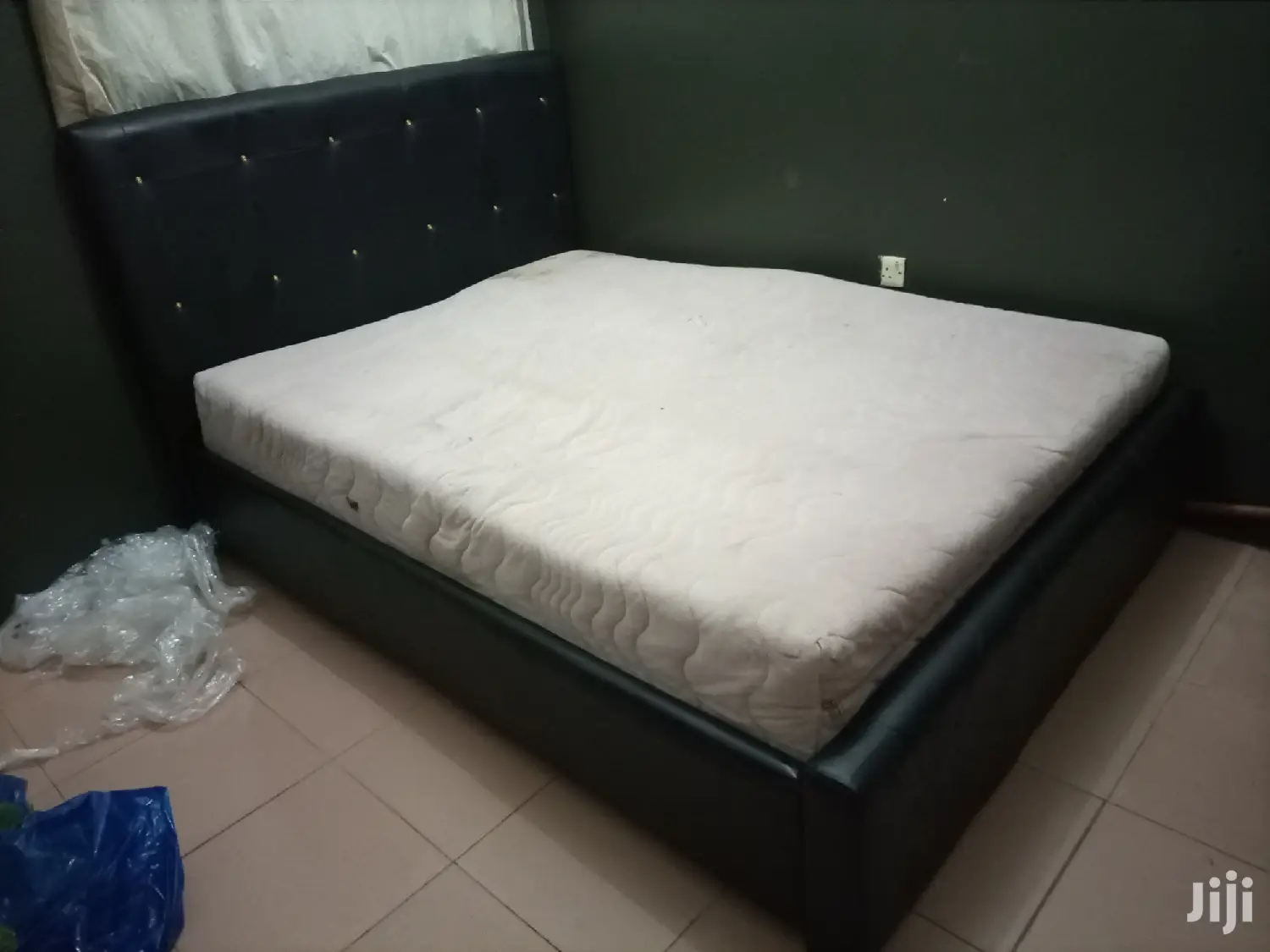 Lovely Black Bedwith Matress