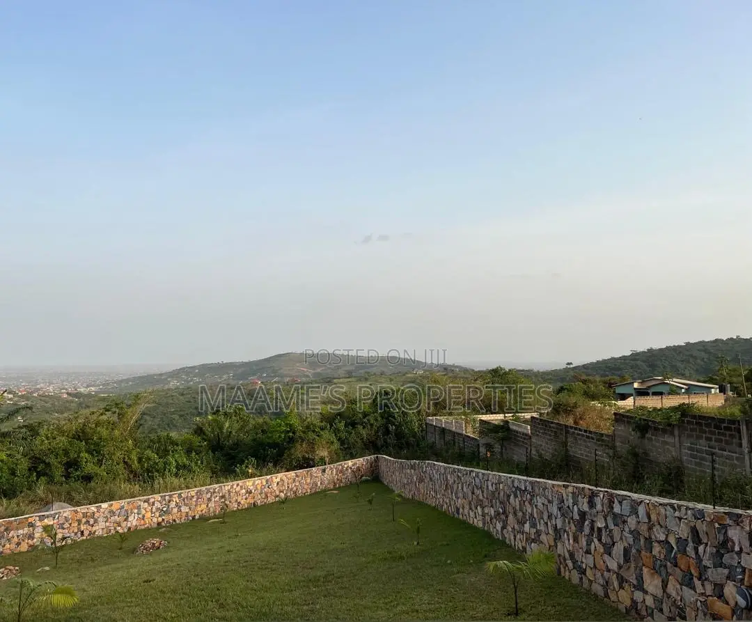 8bdrm Mansion in Aburi for sale