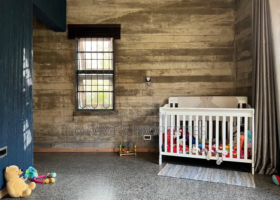 8bdrm Mansion in Aburi for sale