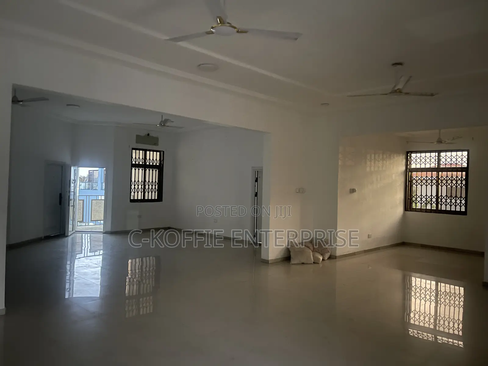 8bdrm Mansion in Dzorwulu for rent