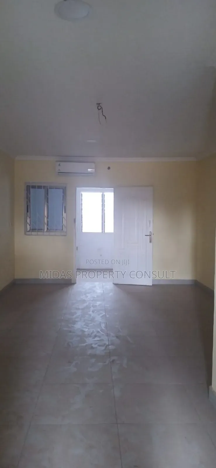 5bdrm House in Community 25, Tema Metropolitan for sale