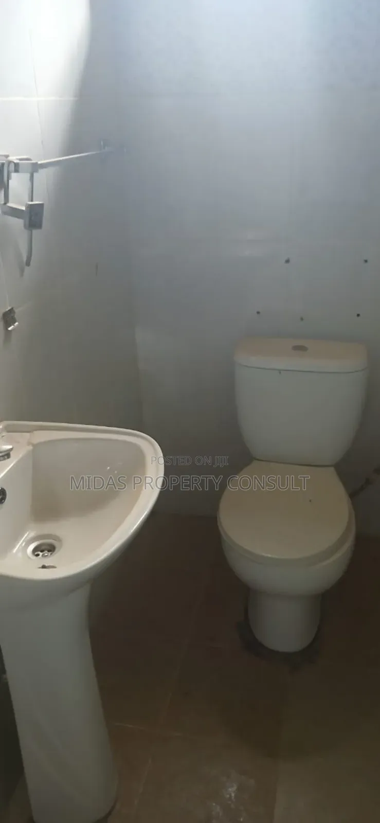 5bdrm House in Community 25, Tema Metropolitan for sale