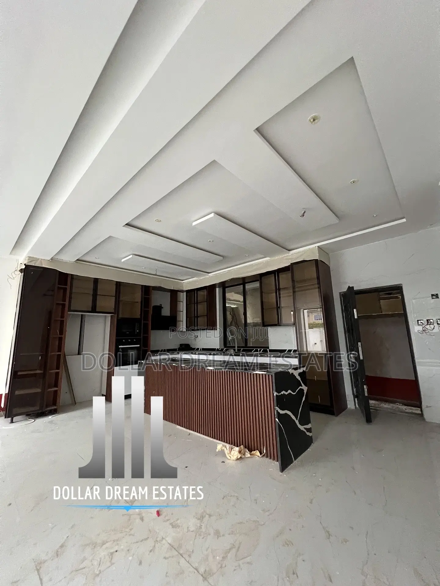 5bdrm House in Madina for sale