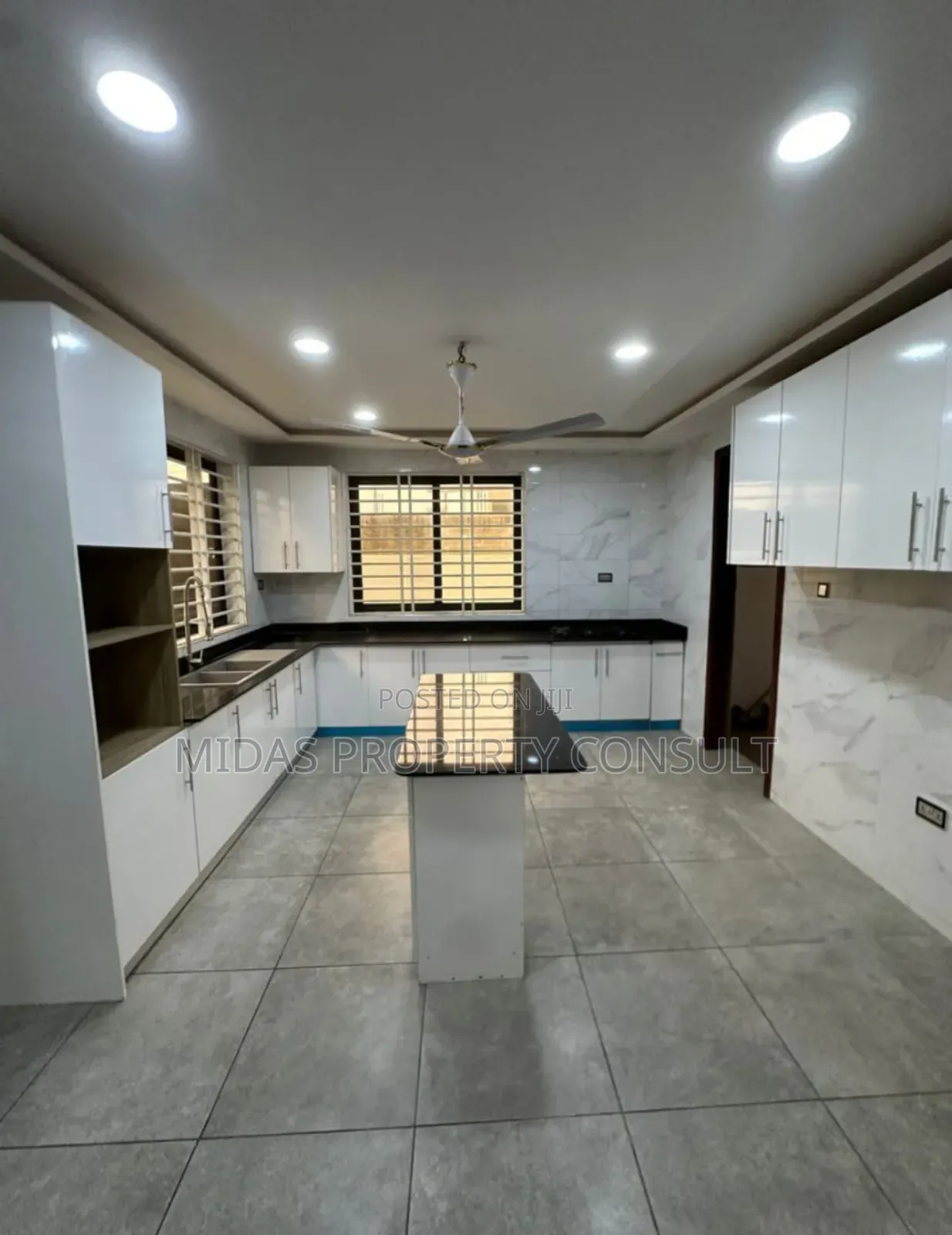 5bdrm House in Lakeside Estates for sale