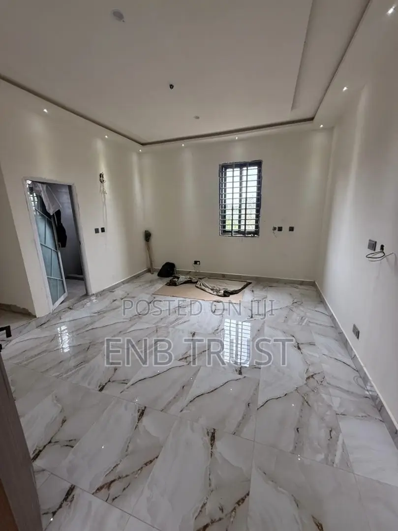 5bdrm Duplex in Adenta Snnit Flats for sale