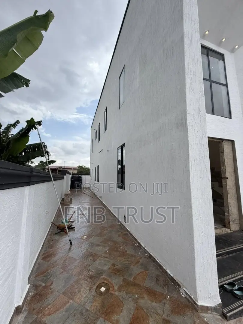 5bdrm Duplex in Adenta Snnit Flats for sale