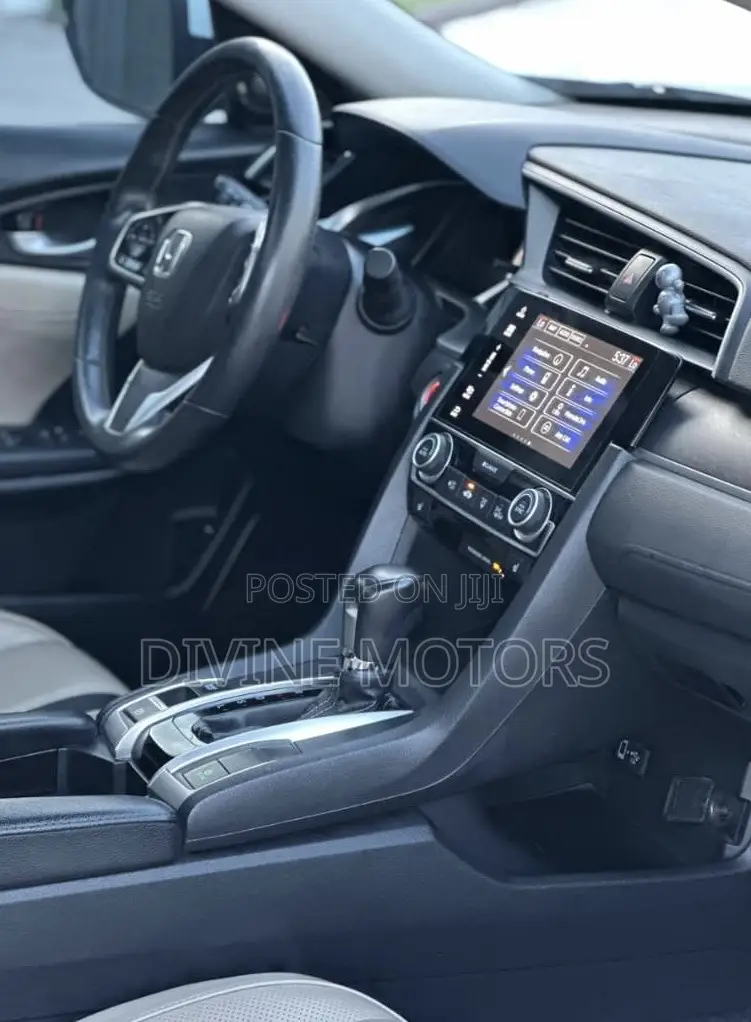 Honda Civic Touring Coupe 2018 White