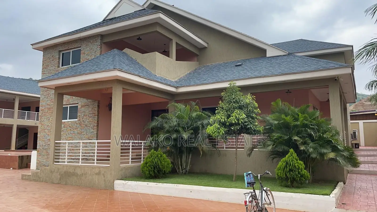 7bdrm Mansion in Pokuase for sale