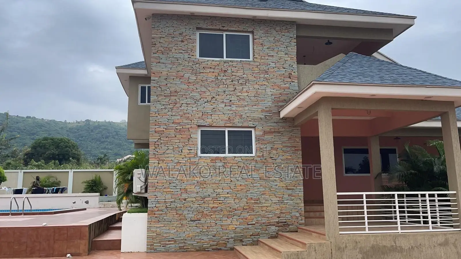 7bdrm Mansion in Pokuase for sale