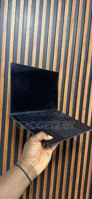 Laptop Apple MacBook Air 2022 M2 8GB Apple M2 SSD 256GB