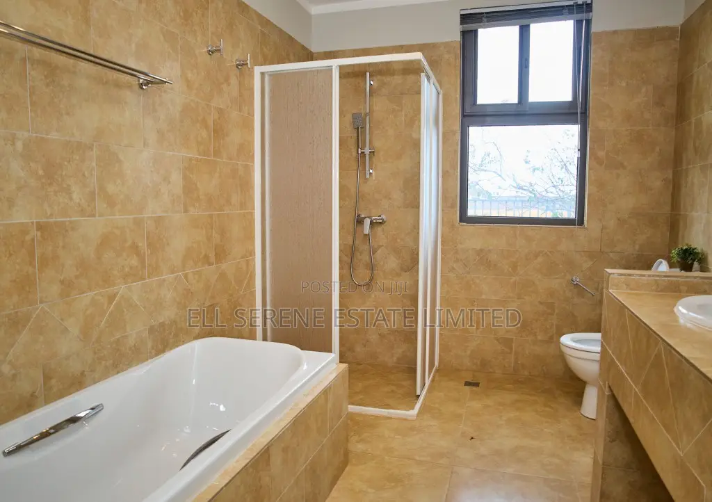 5bdrm House in Pgl Estate, Kumasi Metropolitan for sale