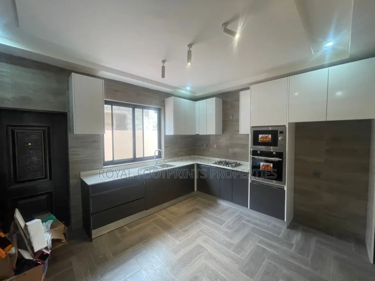 5bdrm House in Luxelooks Properties, East Legon for sale