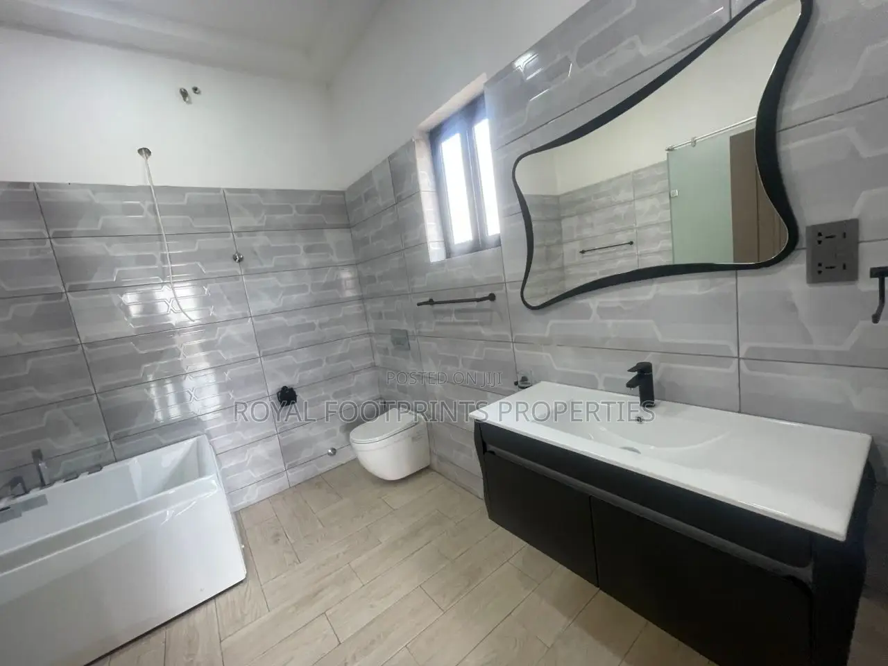 5bdrm House in Luxelooks Properties, East Legon for sale