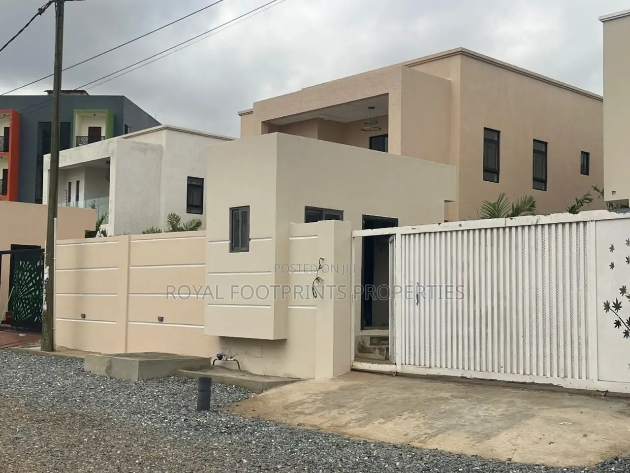5bdrm House in Luxelooks Properties, East Legon for sale