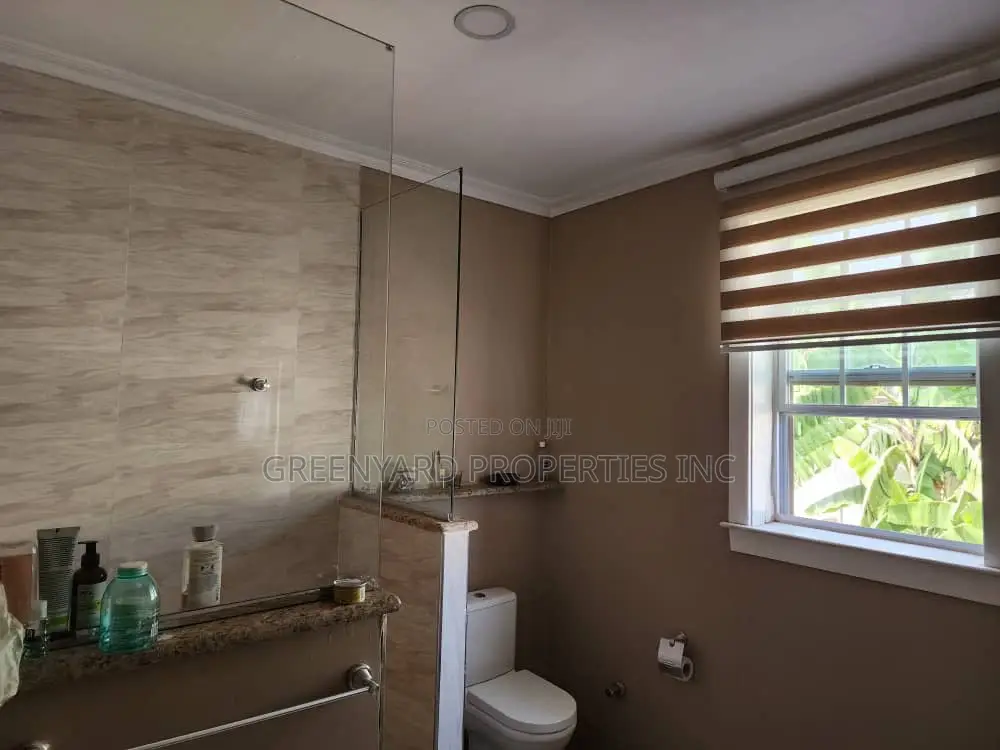 4bdrm House in C25 Royal Palm, Tema Metropolitan for sale