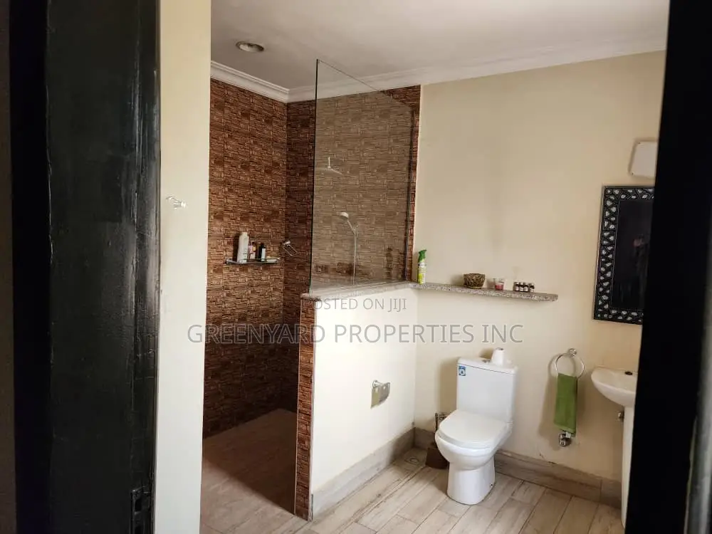 4bdrm House in C25 Royal Palm, Tema Metropolitan for sale