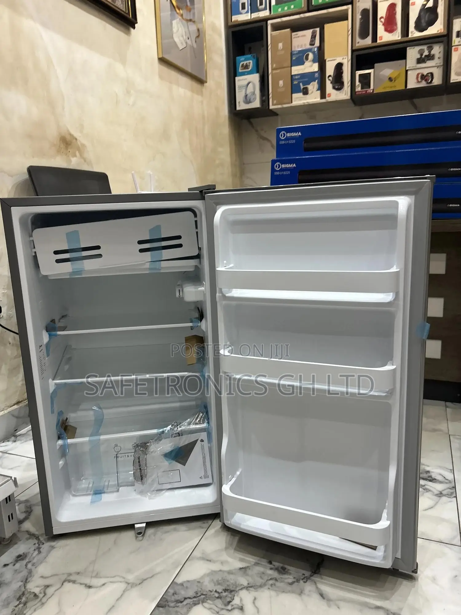 Bag Away Top Mount STF-90 Singledoor Sigma 93l Tabletop Fridge