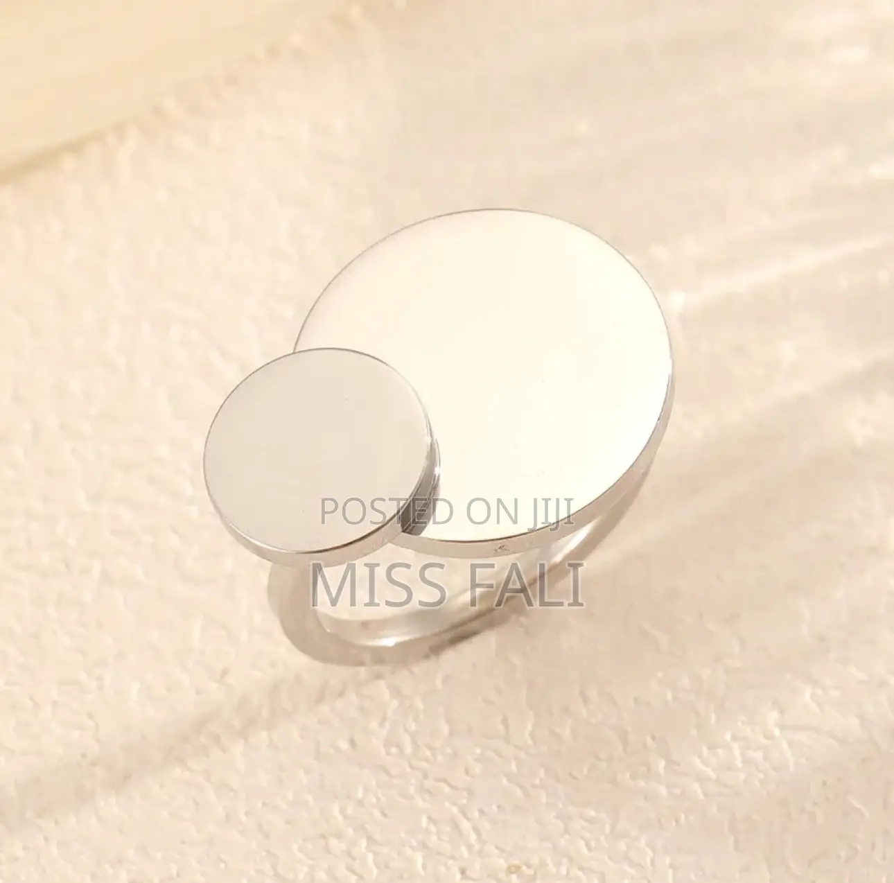 Fashionable Ladies Ring.