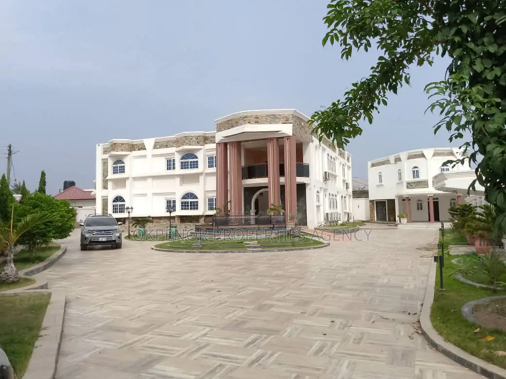7bdrm House in Tema Com12 for sale