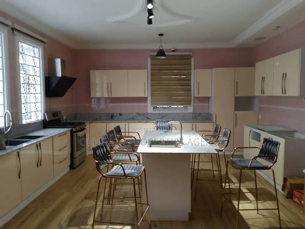 7bdrm House in Tema Com12 for sale
