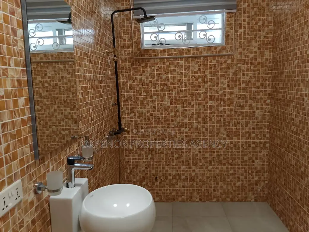 7bdrm House in Tema Com12 for sale