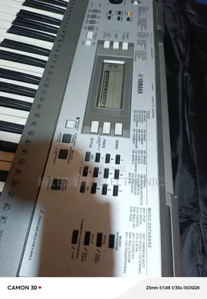Yamaha PSR E353