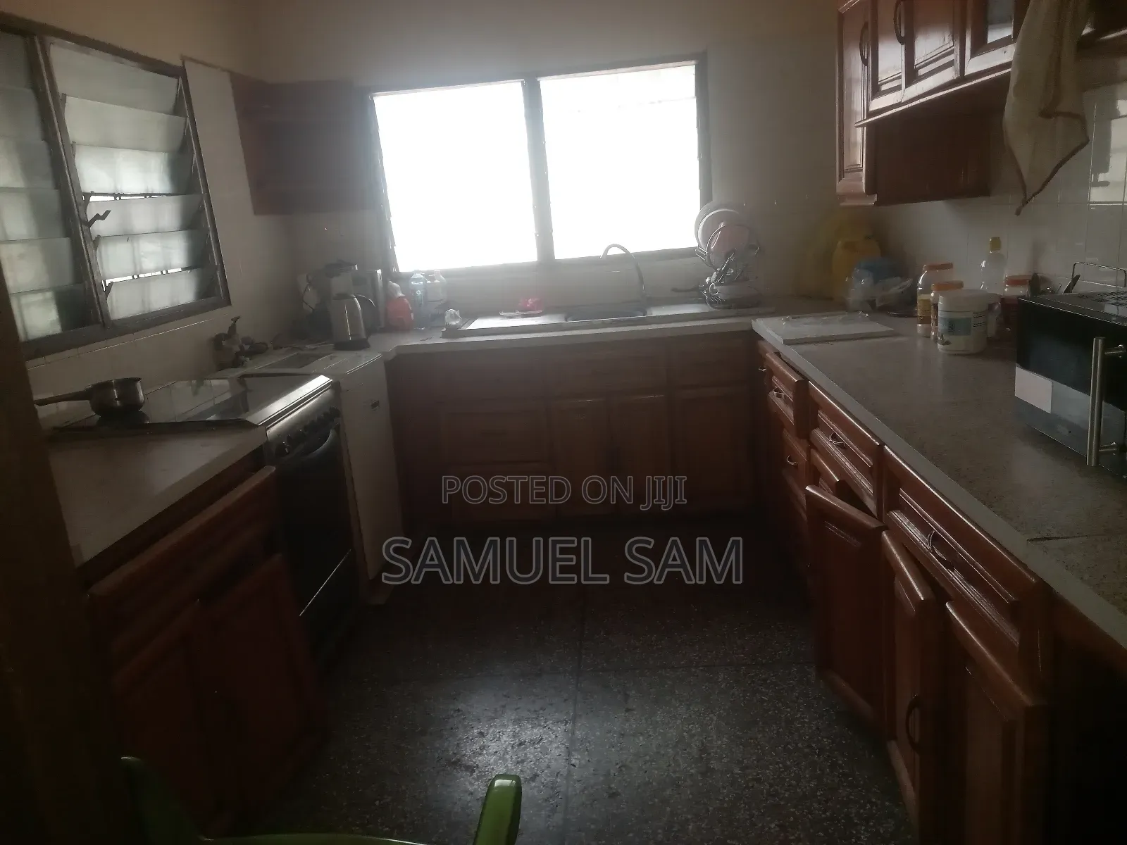 10bdrm House in Tema Community 11 for rent