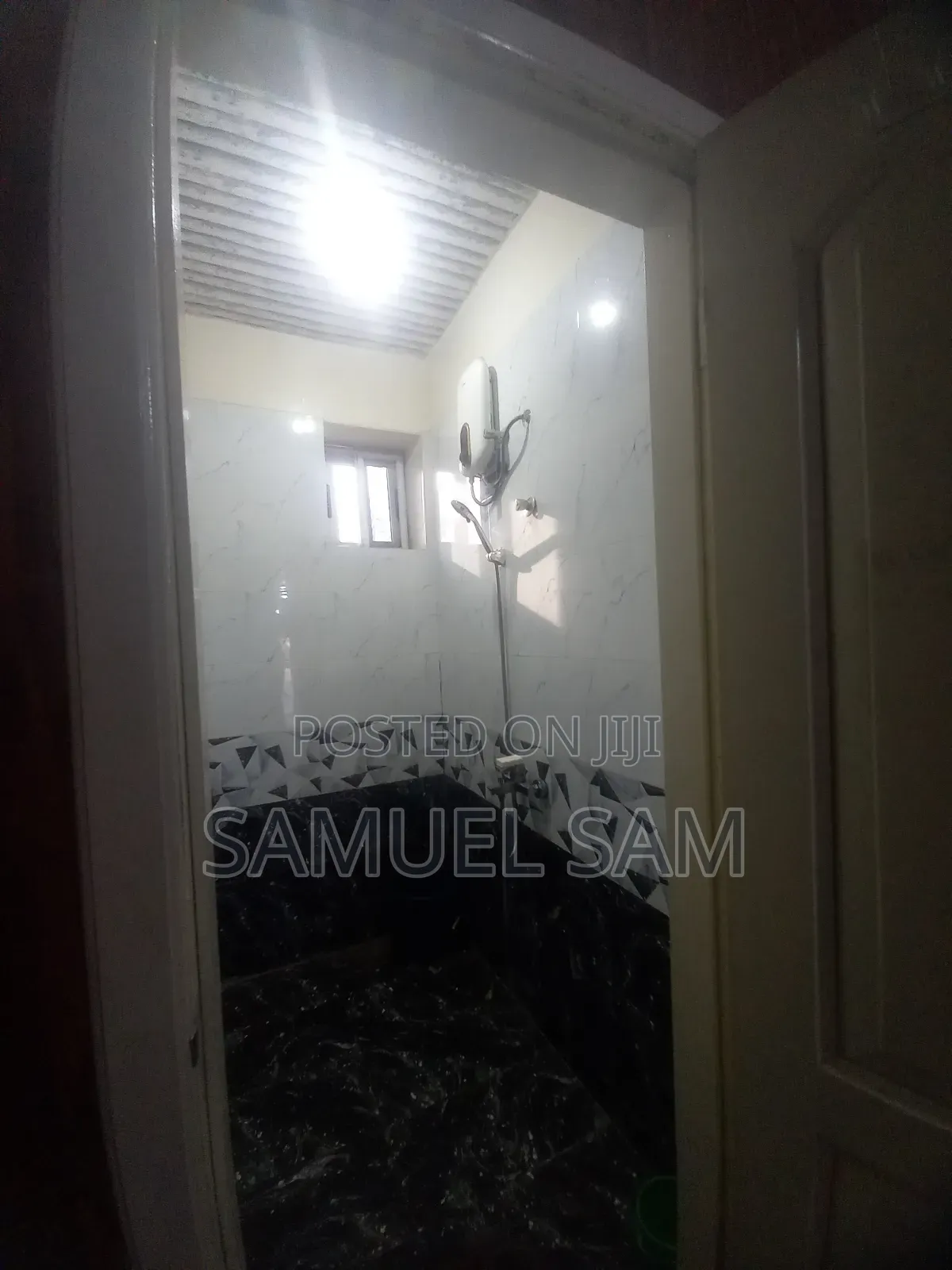 10bdrm House in Tema Community 11 for rent