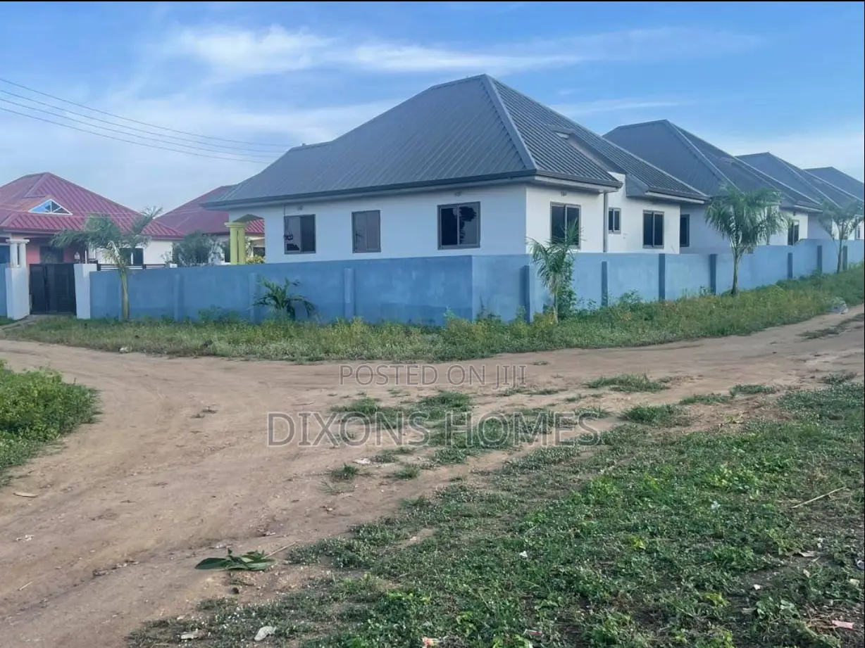 3bdrm House in Dixons Homes, Awutu Senya East Municipal for sale