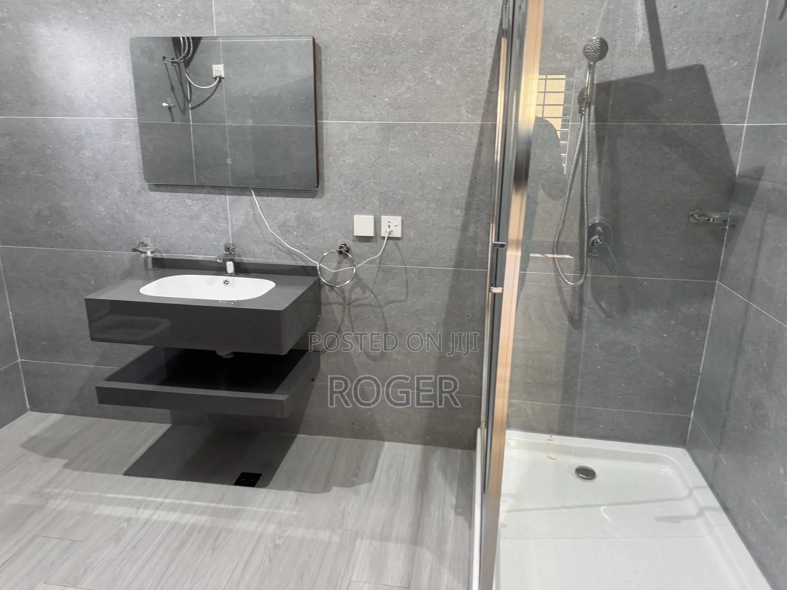 5bdrm Mansion in Achimota Petroleum for rent