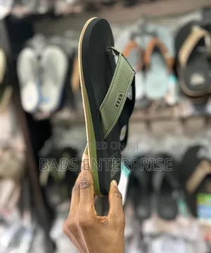Reef Men's The Layback Flip Flops Olive