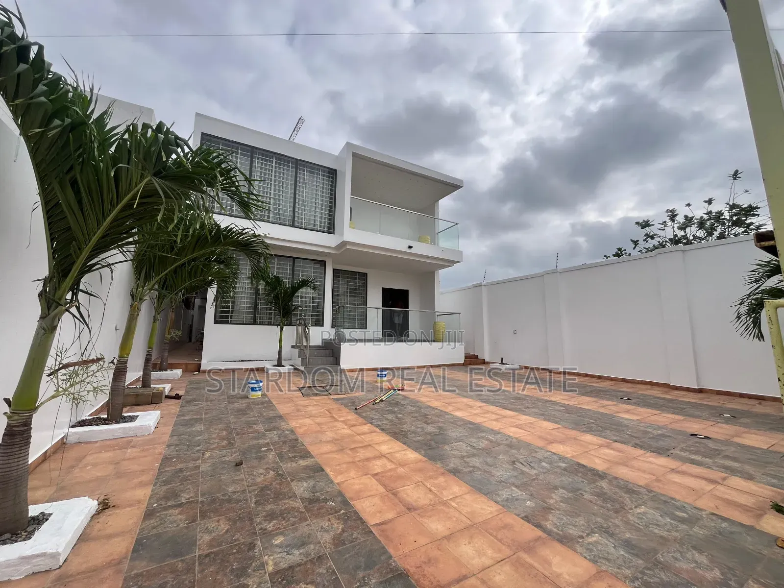 4bdrm Duplex in Ars, East Legon for rent