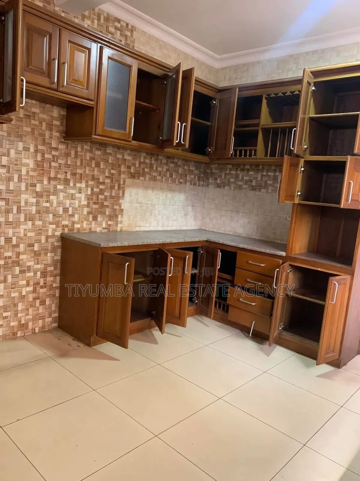 5bdrm House in Tiyumba Real Estate, Pillar 2 for rent