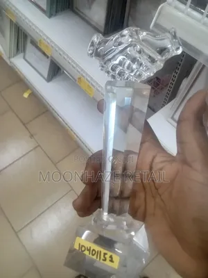 Crystal Handshake Trophy – Symbol of Partnership Trust!