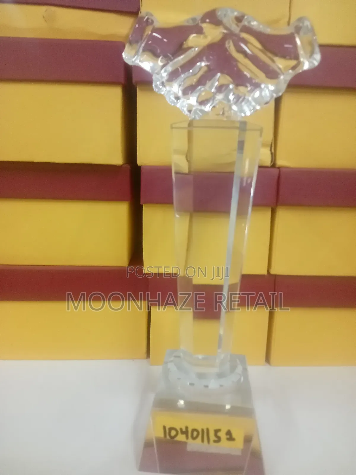 Crystal Handshake Trophy – Symbol of Partnership Trust!