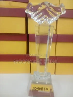 Crystal Handshake Trophy – Symbol of Partnership Trust!