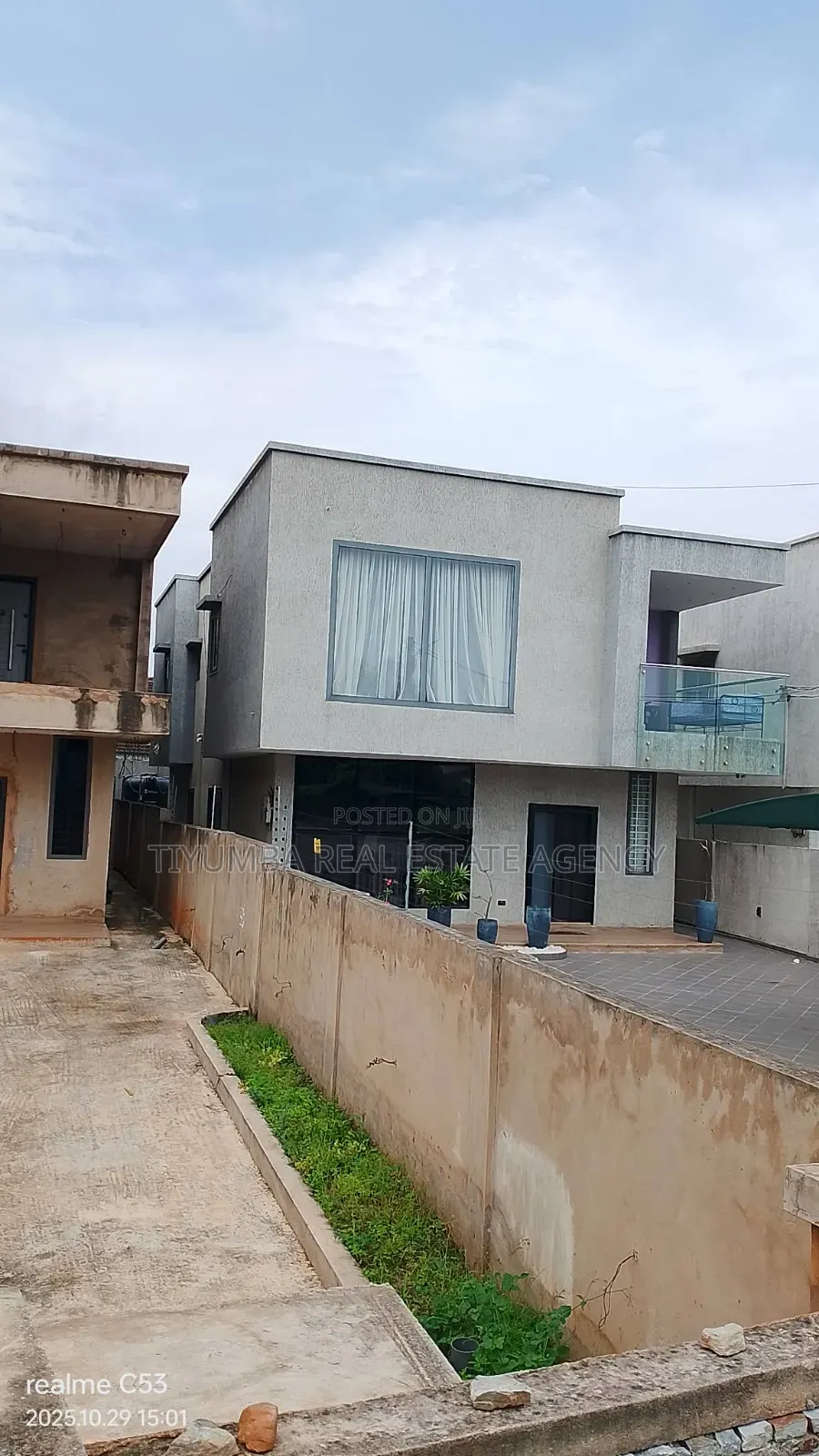 3bdrm House in Tiyumba Agency., West Legon for sale