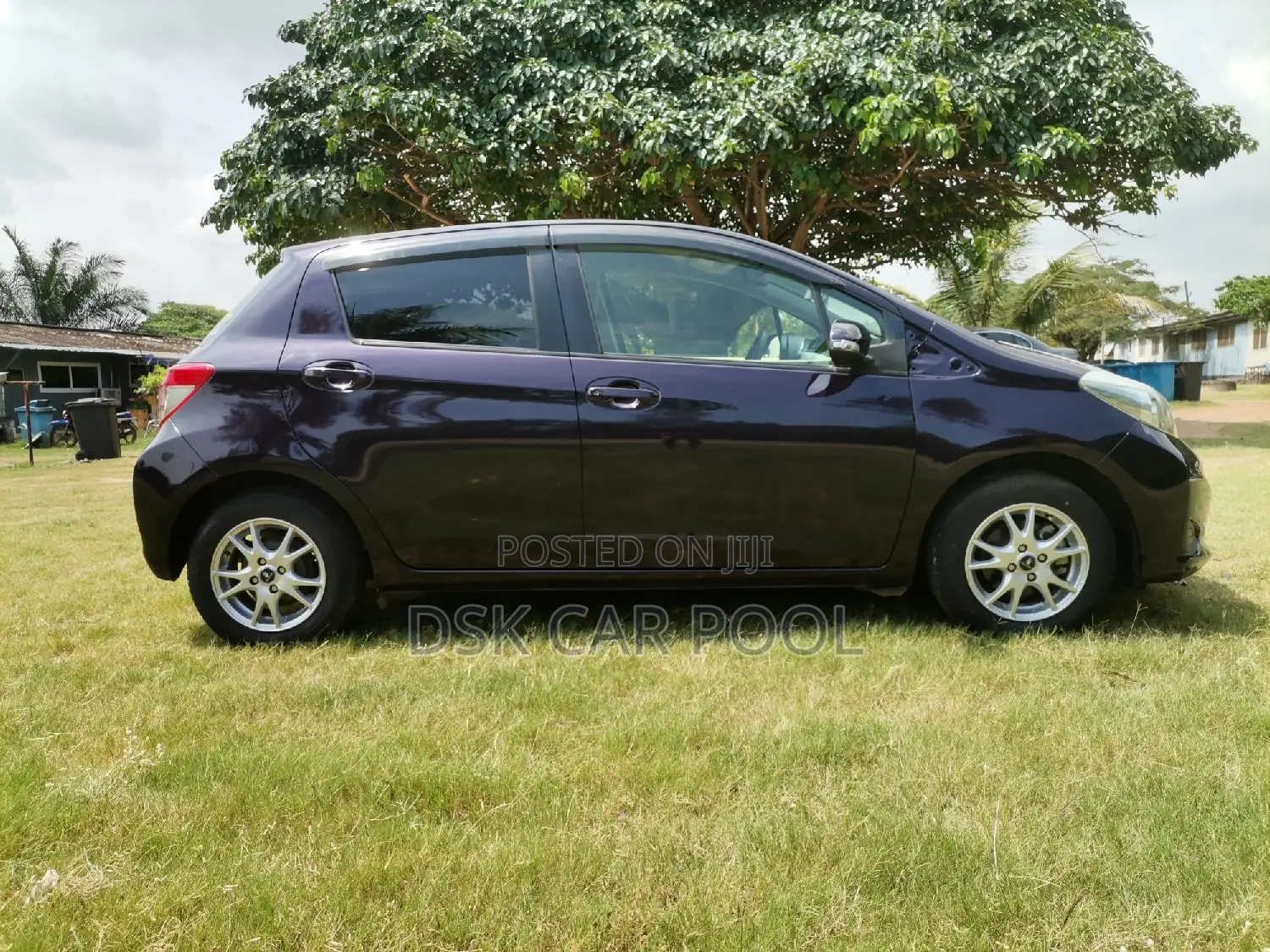 Toyota Vitz 1.3 FWD 5dr 2013 Maroon